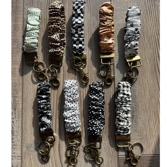 Silky Scrunchie Wristlet Keychain Bag Purse Charm Black White Check Checkered - Picture 3 of 3